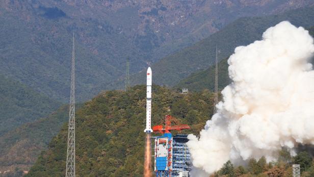 Long-March-Rakete startet mit Satellit.