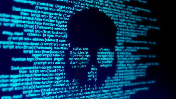 Ein stilisierter Totenkopf erscheint inmitten von blauem Computercode.