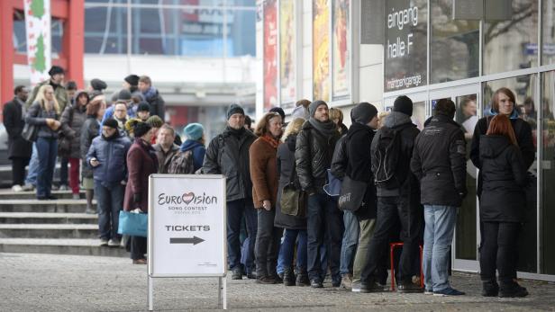 Vor der Wiener Stadthalle warteten viele Fans stundenlang auf den Beginn des Karten-Vorverkaufes für den Eurovision Song Contest 2015
