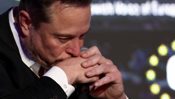 Elon Musk streitet weiter um sein Tesla-Gehalt.