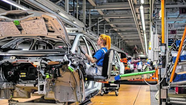 Neuwagen in Produktion bei einem deutschen Autohersteller