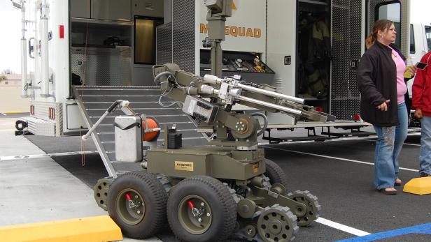 Das LA County Sheriff Department nutzte einen ANDROS F6 Roboter, um den Täter unbemerkt das Gewehr zu stibitzen. Foto: Eric Polk, via Wikimedia Commons