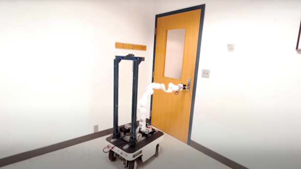 Roboter öffnet Tür