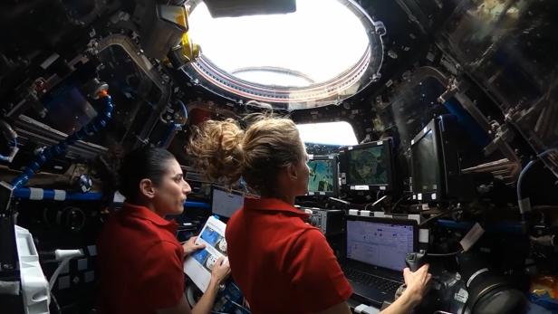 Die ISS-Astronautinnen Jasmin Moghbeli und Loral O'Hara fangen mit Hilfe des Roboterarms Canadarm2 einen Cygnus Raumfrachter ein