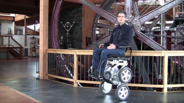 Segway-Erfinder Dean Kamen auf einem iBot-Rollstuhl