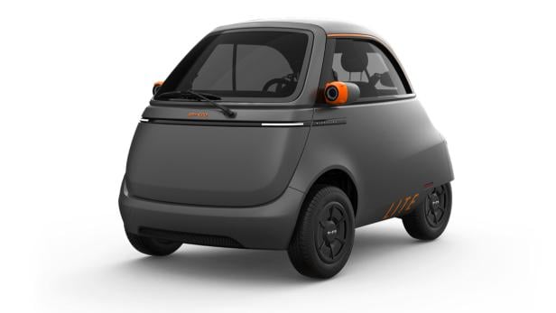 Der Microlino Lite ist ein kleines E-Auto, das man schon mit Mopedführerschein fahren darf