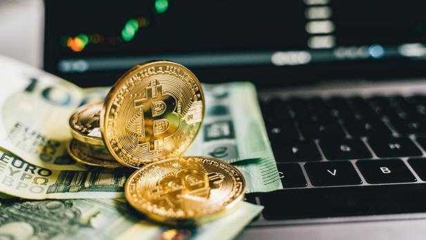 Bitcoin-Münzen und Geldscheine
