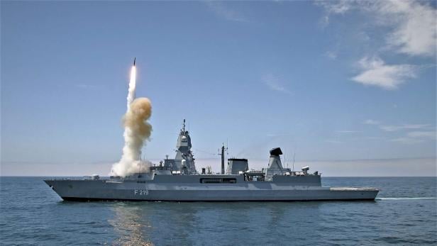 Deutsche Fregatte schießt unabsichtlich auf US-Drohne, beide Raketen versagen - (im Bild: Die "Sachsen" verschießt eine Flugabwehrrakete RIM-66 SM-2)