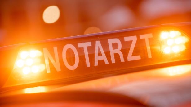 Leuchtendes Notarzt-Schild mit orangefarbenem Blinklicht auf einem Einsatzfahrzeug.