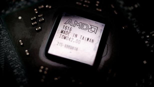 Stahlfarbener AMD KI-Chip auf schwarzem Hintergrund