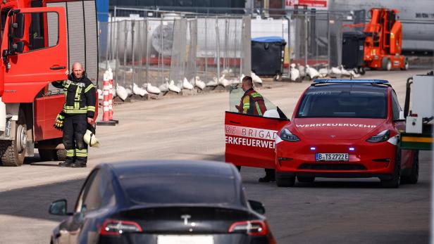 Brandanschlag: Tesla-Fabrik bei Berlin evakuiert