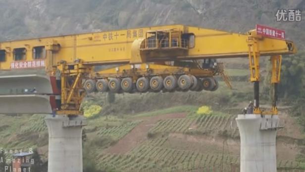 Mit einer riesigen Maschine wird eine Brücke schnell .