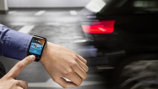 Ein Klick auf der Smartwatch soll zukünftig das Auto selbstständig auf die Suche nach einem Parkplatz in die Tiefgarage schicken.