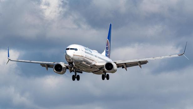 Boeing 737 verliert riesiges Rumpfteil mitten im Flug