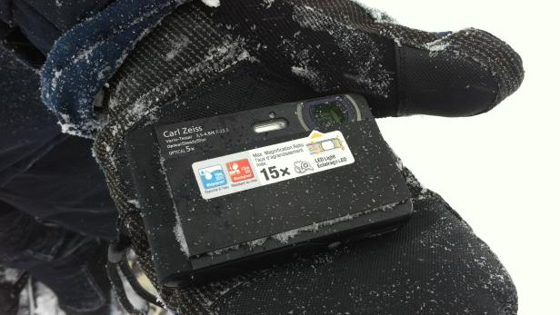 Die Sony Cyber-shot TX30 hält Schnee und Stürze auf Eis aus