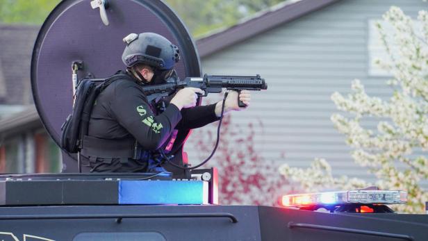 Symbolbild: SWAT-Beamter mit Less-Lethal-Granatwerfer