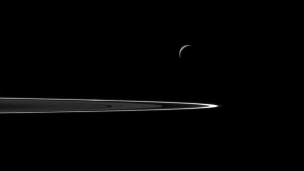Saturnmond Enceladus und die Saturnringe