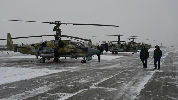 Symbolbild: Russische Helikopter am Flugfeld