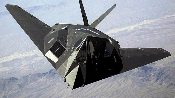 Ein F-117 Stealth-Flugzeug im Flug.