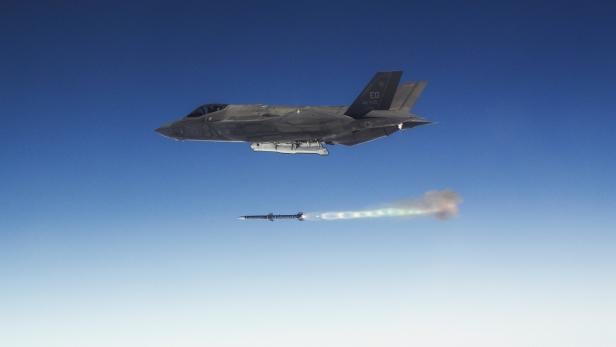 Symbolbild: F-35A startet eine AIM-120-Rakete aus dem internen Waffenschacht