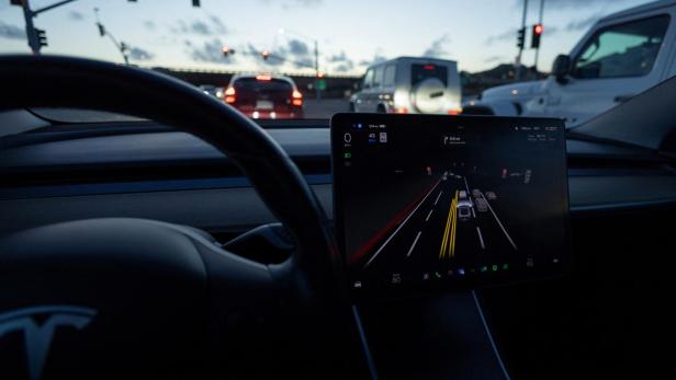 Tesla Model 3 uses autopilot FSD beta to navigate city streets in California