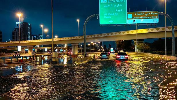 In Dubai gab es schwere Regenfälle: Ob die Geoengineering-Methode Cloud Seeding die Ursache ist, bezweifeln Wissenschafler*innen. 