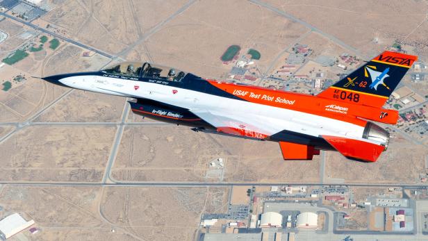 X-62A: KI-Flieger mit Menschen als Notfallsicherung