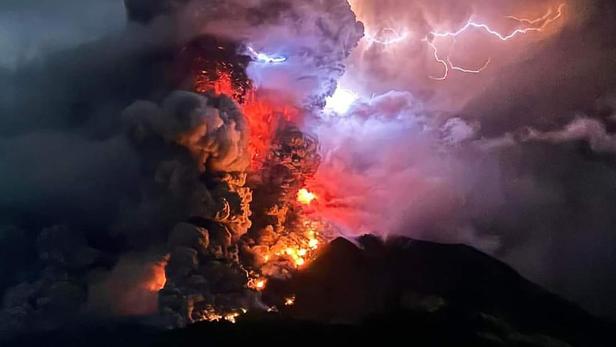 Vulkanisches Gewitter beim Ausbruch von Ruang