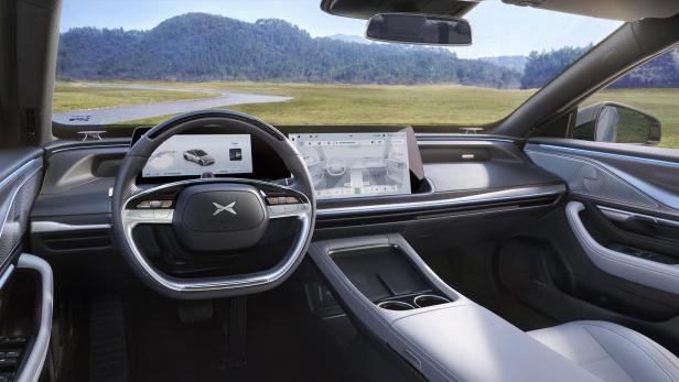 Tesla Interieur des Xpeng P7, der ab Mai in Deutschland verkauft wird