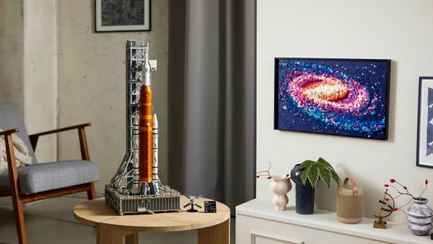 Lego bringt SLS-Riesenrakete der NASA und Milchstraße