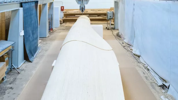 Die gigantischen Rotorblätter werden aus Holz hergestellt.