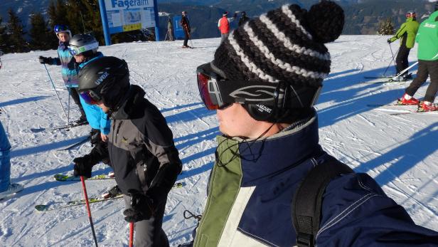 Die futurezone testete die Kopfhörer-Mütze Ratrax Beatpack beim Skifahren.