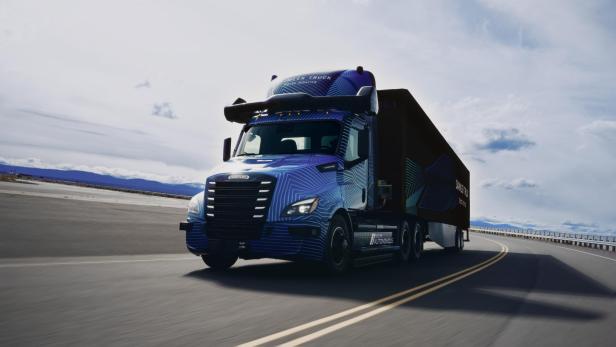 Der eCascadia Technologieträger von Daimler Trucks soll autonom Güter transportieren