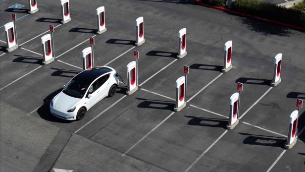 US-CALIFORNIA-OPENS-UP-TELSA-CHARGING-NETWORK-TO-ALL-NON-TESLA-E