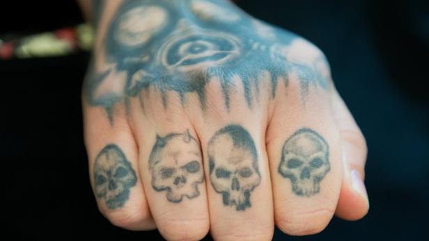 ABD0019_20150726 - ARCHIV - Totenköpfe auf den Fingern der rechten Hand eines Mannes, aufgenommen am 23.03.2013 auf der Internationalen Tattoo-Convention in Frankfurt am Main (Hessen). Foto: Boris Roessler/dpa (zu dpa Umfrage: 15 Prozent haben ein Tattoo vom 26.07.2015) +++(c) dpa - Bildfunk+++