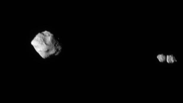 Der Asteroid Dinkinesh mit seinem Doppelmond Selam, aufgenommen von der NASA-Raumsonde Lucy