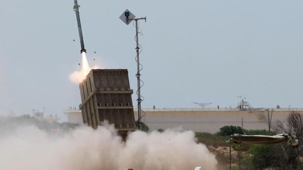 Ein Iron-Dome-Launcher startet eine Rakete
