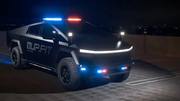 Der Cybertruck macht auch als Polizeiauto eine gute Figur.