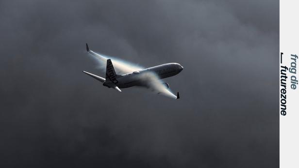 Symbolbild: Flugzeug fliegt in einen Sturm
