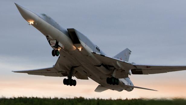 Der Tu-22 kann 2 FAB-3000 M54 im Waffenschacht führen