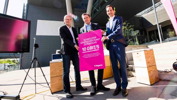 Magenta-CEO Rodrigo Diehl, Wiens Wirtschaftsstadtrat Peter Hanke und Magenta-CTIO Volker Libovsky (v.re.) bei der Vorführung von 5G Advanced