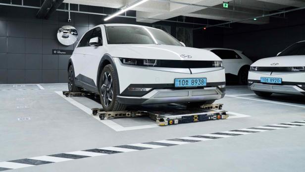 Die Parkroboter können ein Auto präzise einparken.