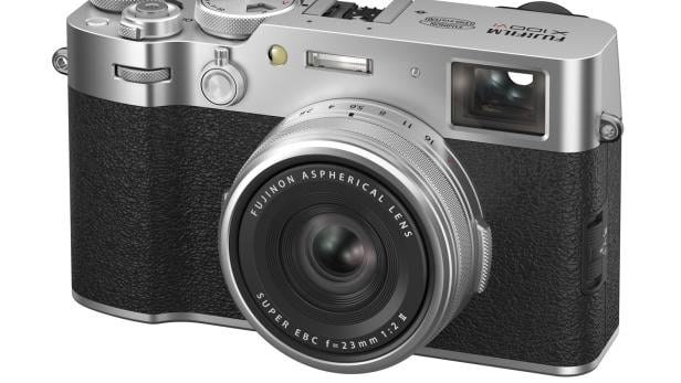 Eine Fujifilm X100 VI Digitalkamera im Retro-Look