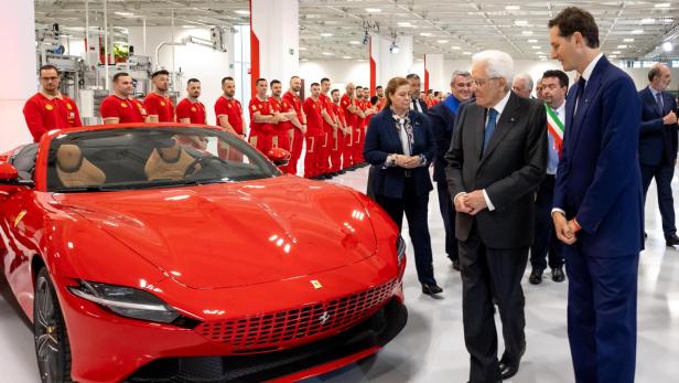 John Elkann neben Italiens Präsident Sergio Mattarella bei der Eröffnung der neuen Ferrari-Produktionsstätte für E-Autos