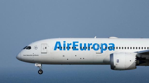 FILE PHOTO: A Boeing 787-9 Dreamliner of the Air Europa company lands at Gran Canaria airport