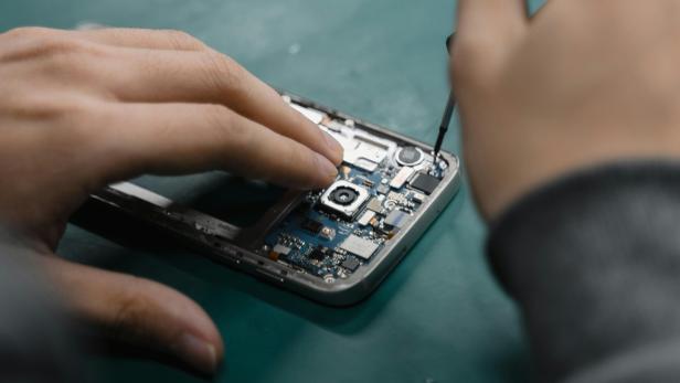 Eine Reparaturabgabe könnte Smartphone-Reparaturen in Zukunft kostenlos ermöglichen