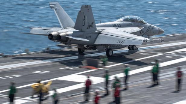 Eine F/A-18F startet mit dem EMALS auf der USS Gerald R. Ford