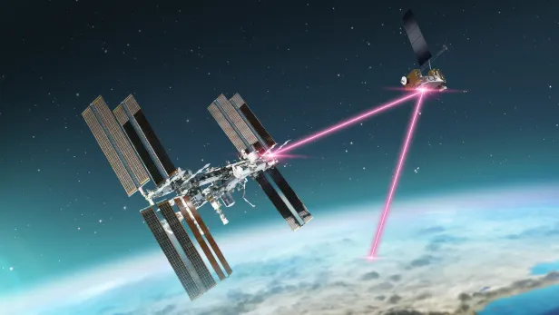 Die Laser-Kommunikation wird über einen Satelliten zwischen Erde und ISS hergestellt