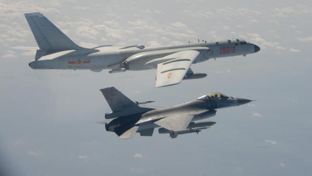 Symbolbild: Ein H-6 Bomber wird von einer F-16 der taiwanischen Luftwaffe abgefangen