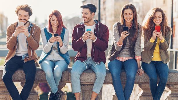 Menschen mit Smartphones (Symbolbild)